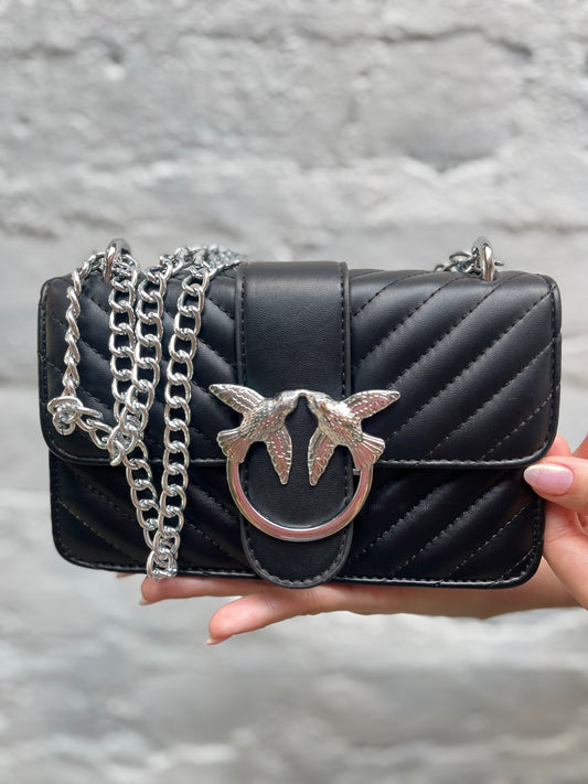 BOLSO NEGRO CON APLIQUES Y HERRAJES PLATEADOS