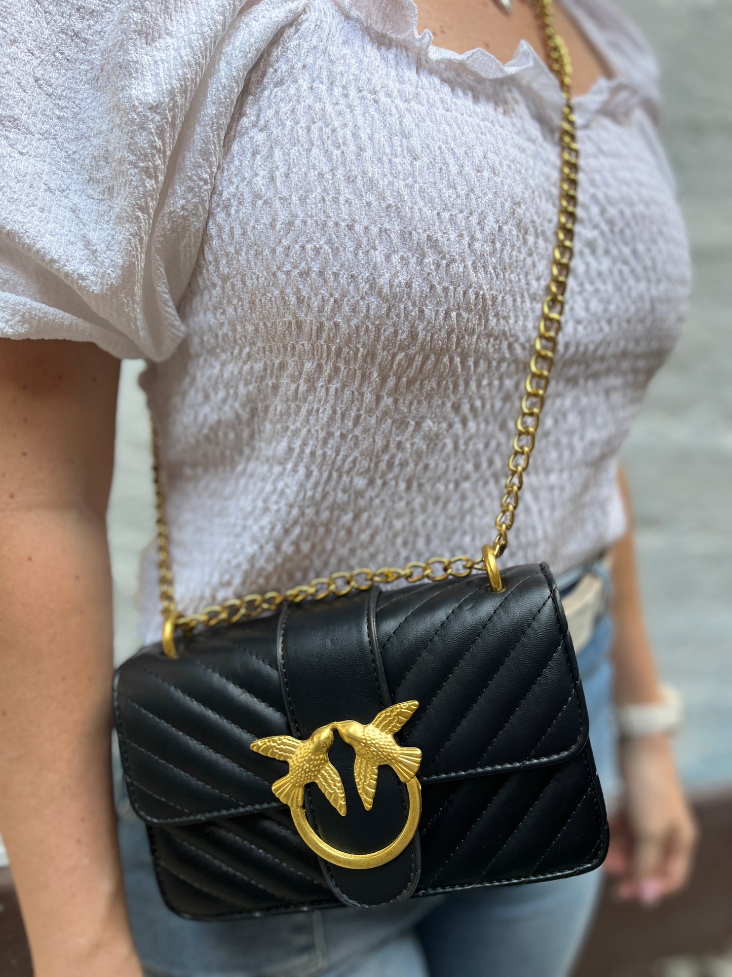 BOLSO NEGRO CON APLIQUES Y HERRAJES DORADOS