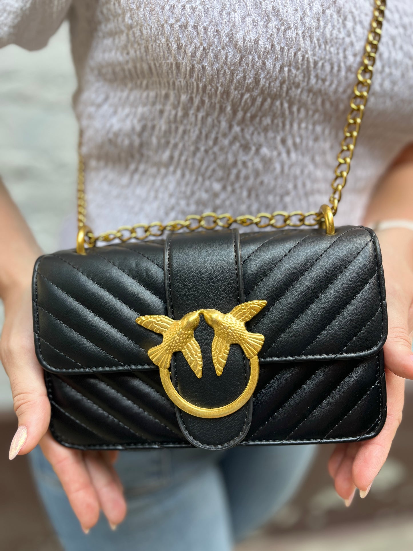 BOLSO NEGRO CON APLIQUES Y HERRAJES DORADOS