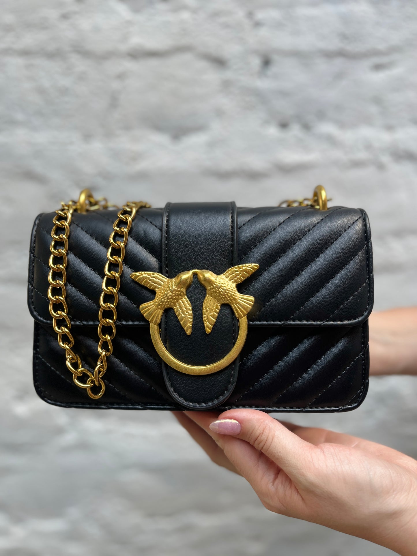 BOLSO NEGRO CON APLIQUES Y HERRAJES DORADOS