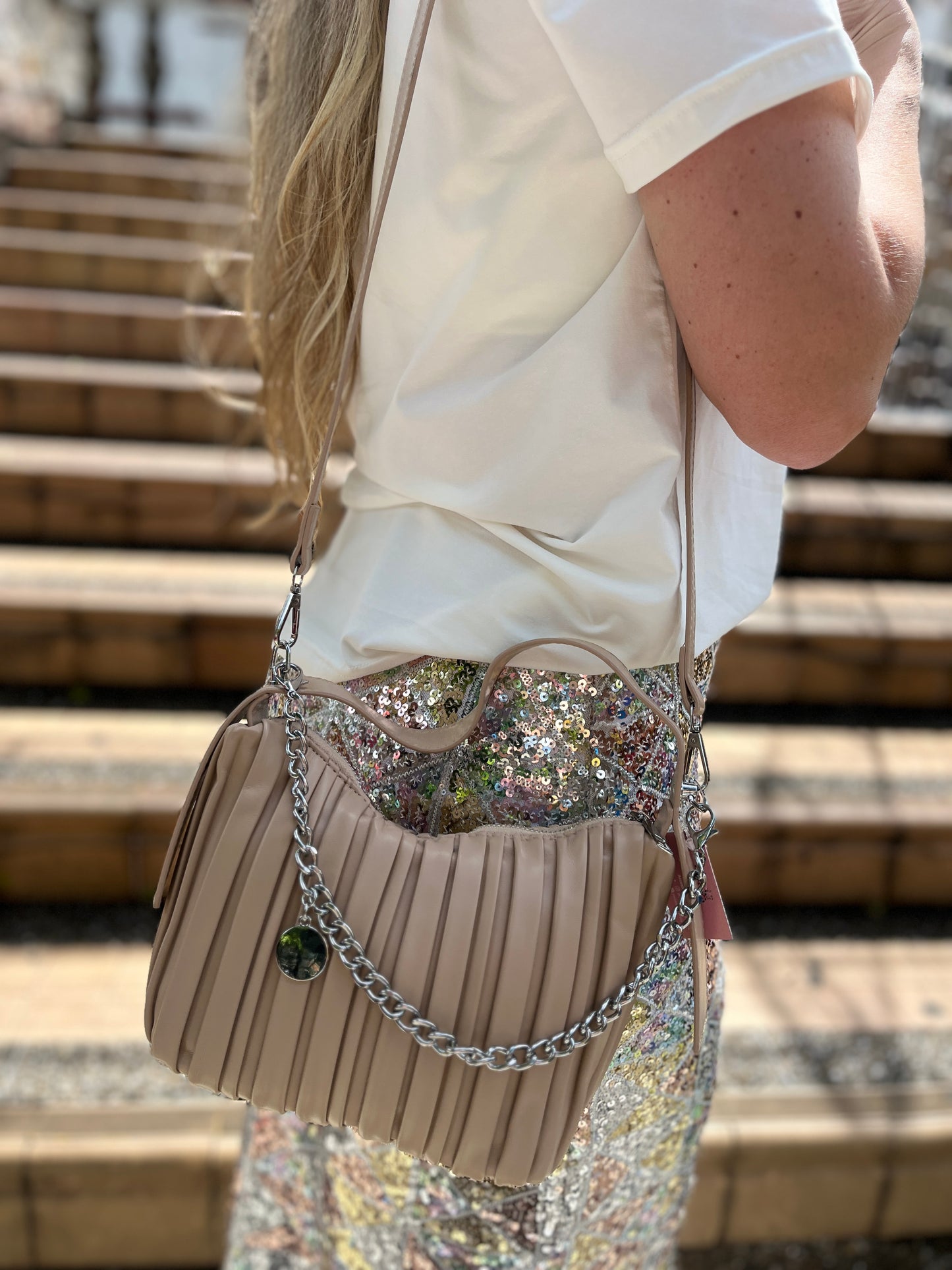 BOLSO NUDE CON HERRAJES PLATEADOS Y TEXTURA DE LINEAS