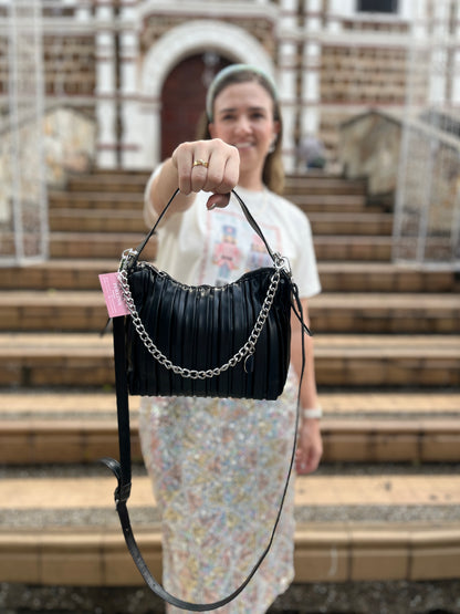 BOLSO NEGRO CON HERRAJES PLATEADOS Y TEXTURA DE LINEAS