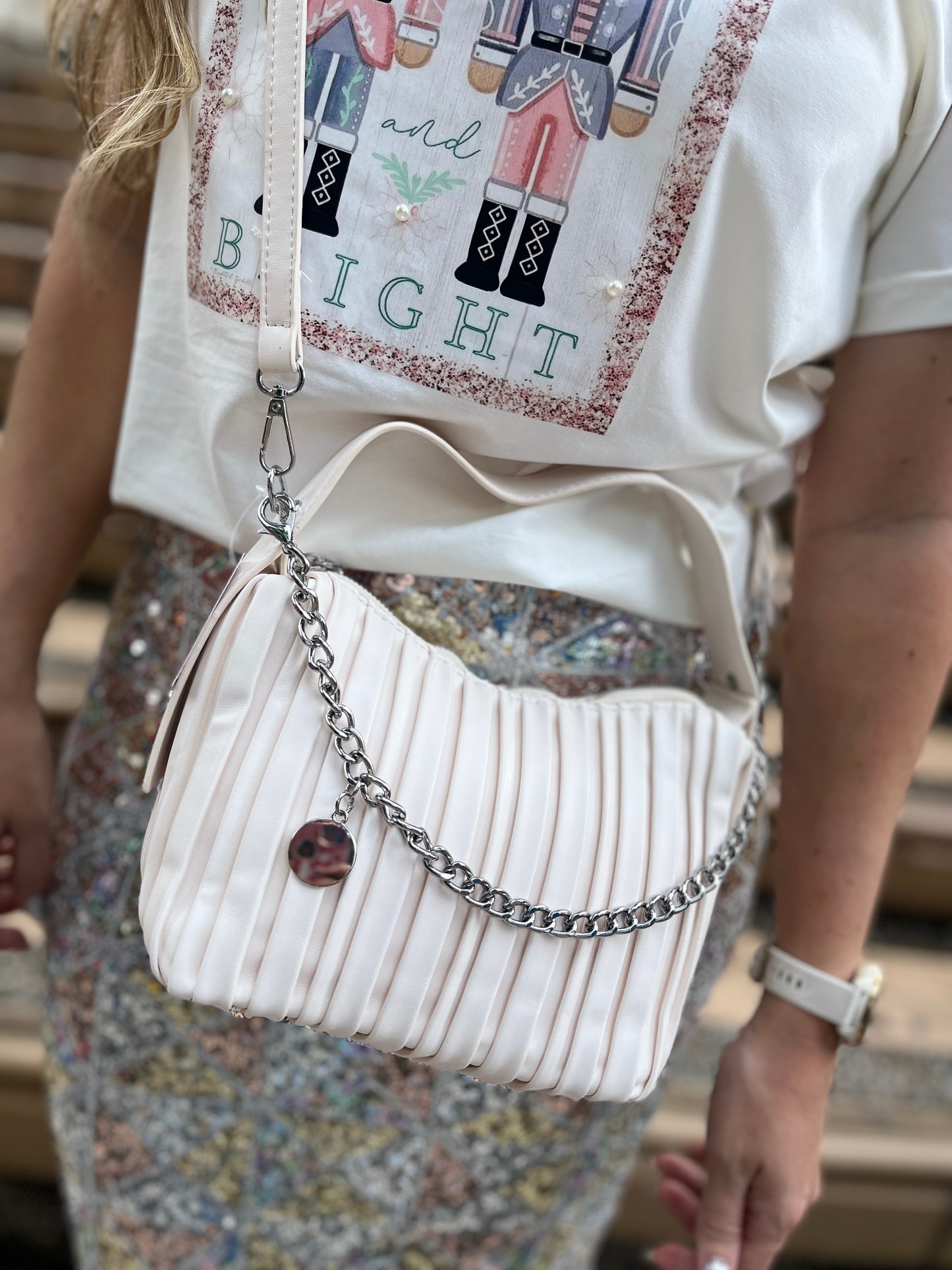 BOLSO BLANCO CON HERRAJES PLATEADOS Y TEXTURA DE LINEAS