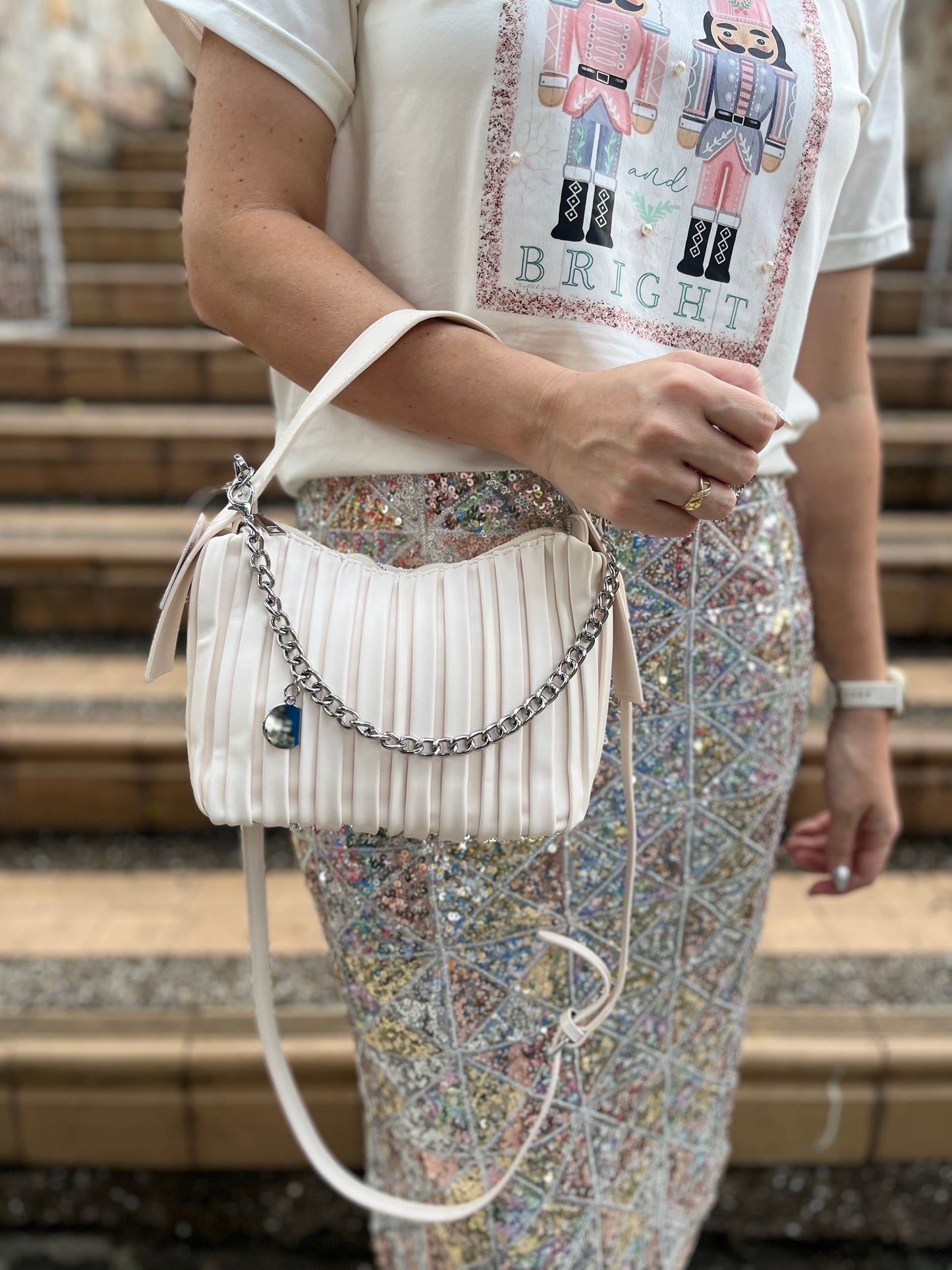 BOLSO BLANCO CON HERRAJES PLATEADOS Y TEXTURA DE LINEAS