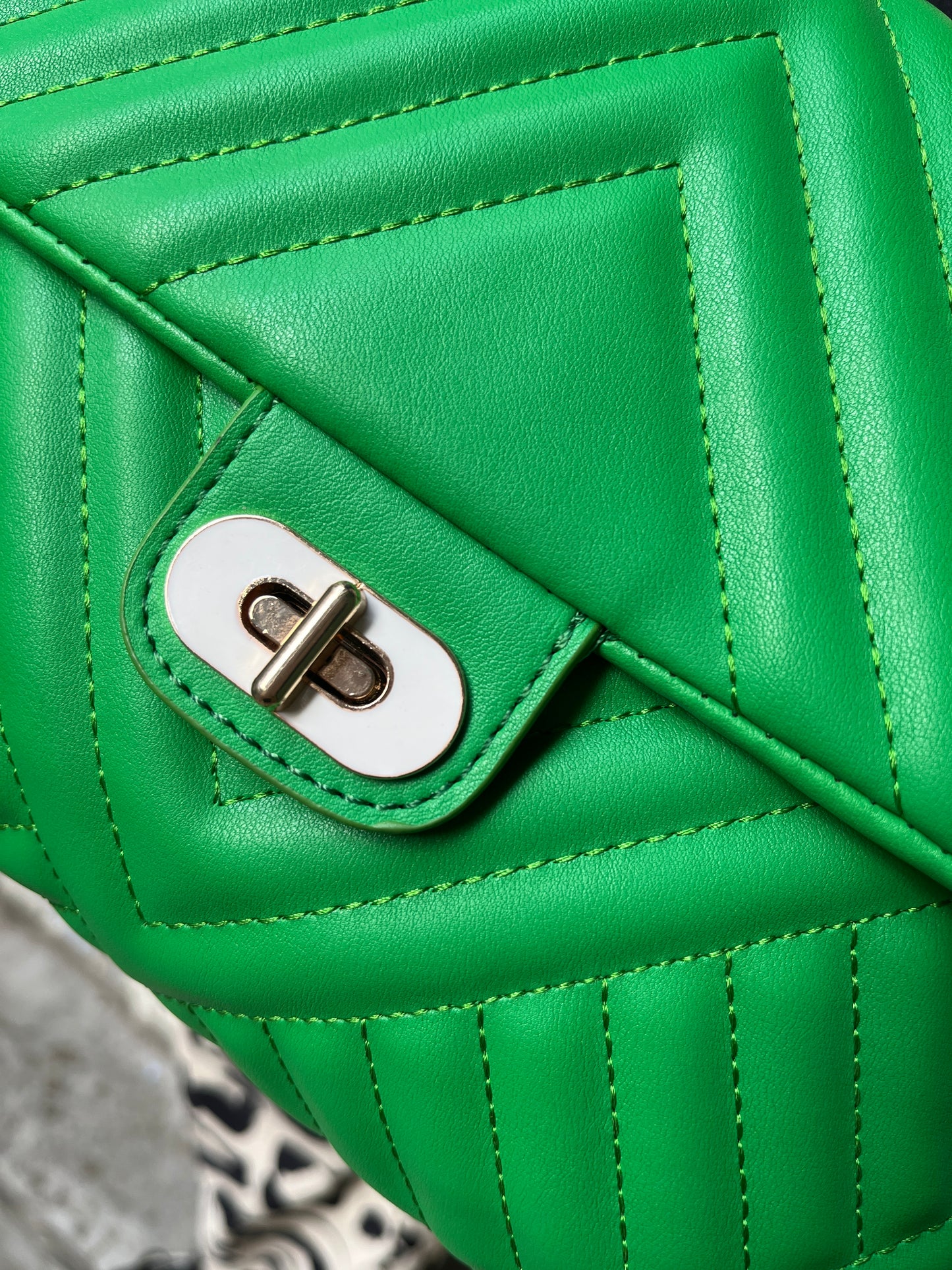 BOLSO GRANDE VERDE CON HERRAJES DORADOS