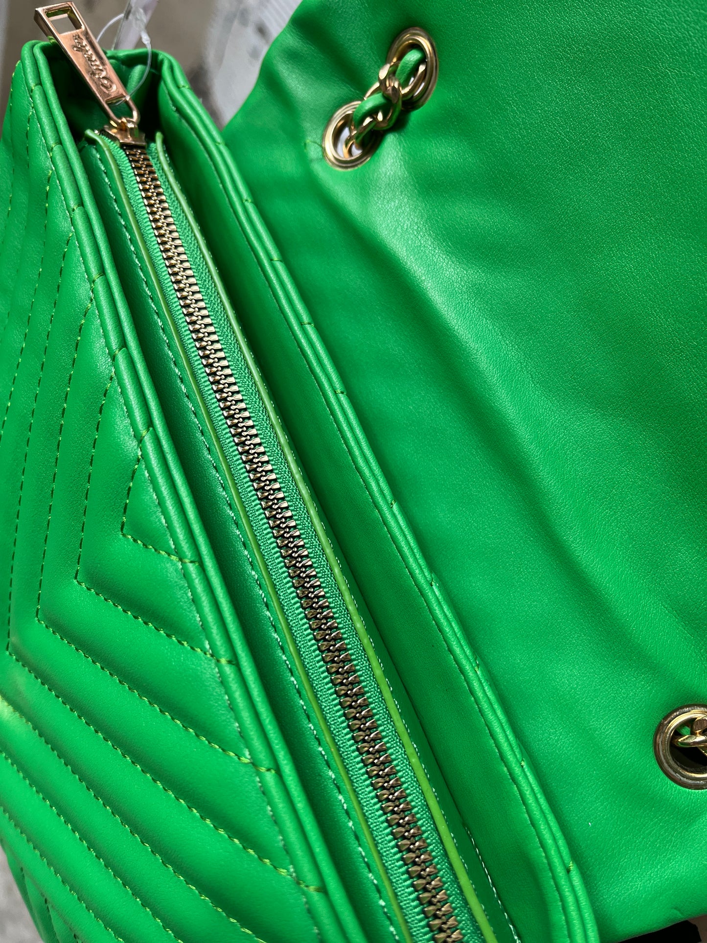 BOLSO GRANDE VERDE CON HERRAJES DORADOS