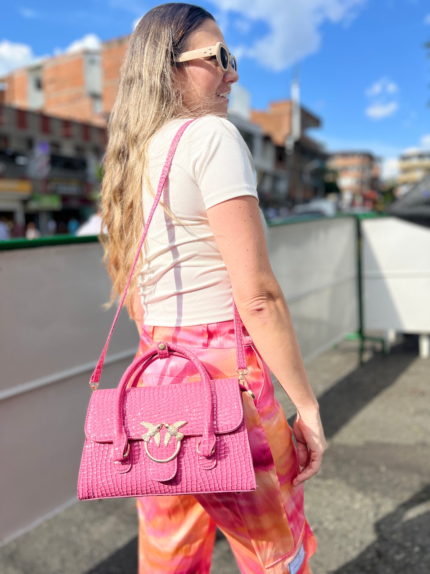 BOLSO FUCSIA CON APLIQUES DORADOS