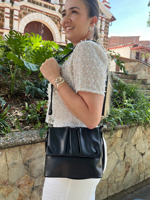 BOLSO NEGRO ELEGANTE CON PLIEGUES Y CORREA