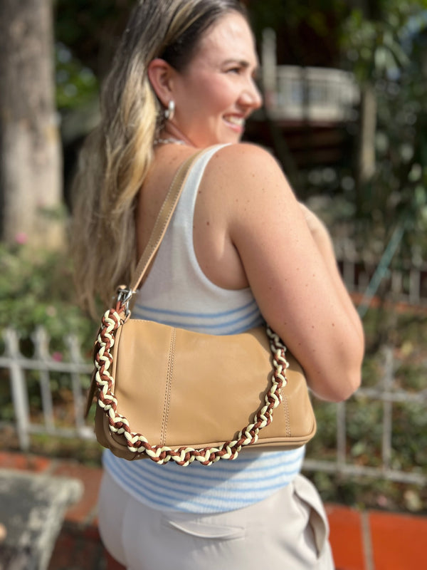 BOLSO CAFE 3 CORREAS Y LLAVERO DE CORAZON