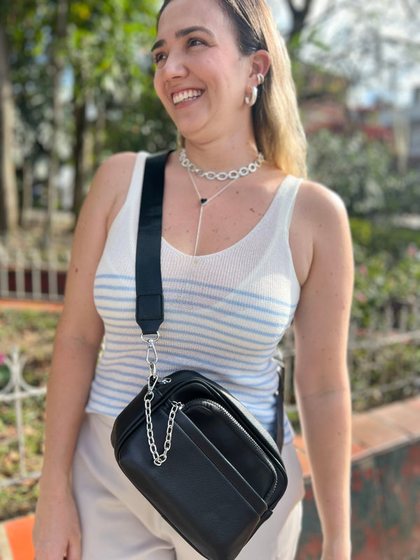 BOLSO NEGRO DE RIATA CON LLAVERO