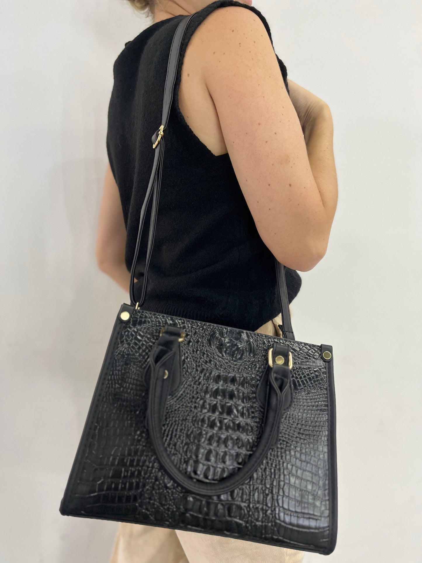 BOLSO DE MANO NEGRO CON TARJERO Y SOBRE