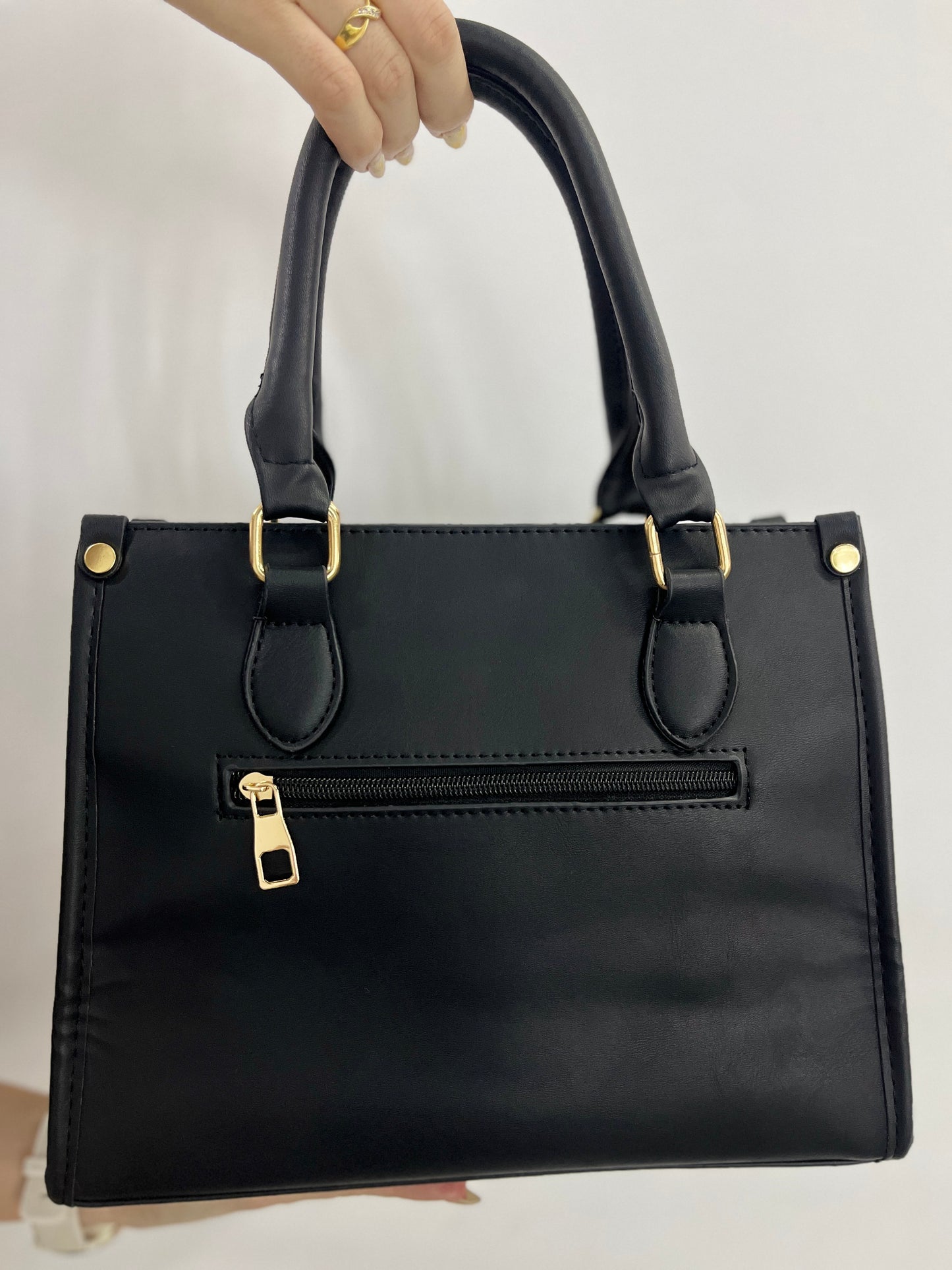 BOLSO DE MANO NEGRO CON TARJERO Y SOBRE