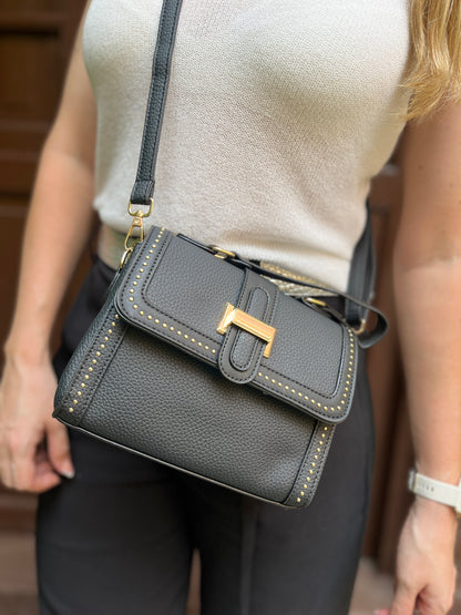 BOLSO NEGRO CON APLIQUES DORADOS