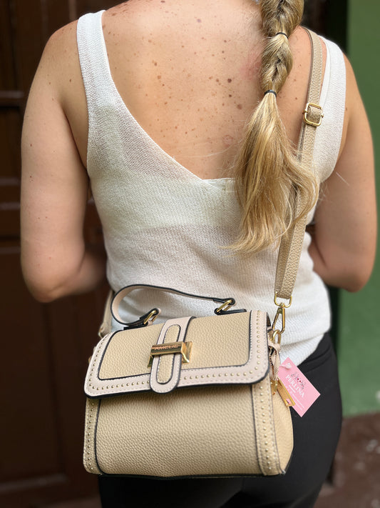 BOLSO BEIGE CON APLIQUES DORADOS