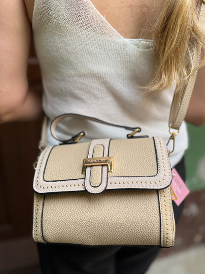 BOLSO BEIGE CON APLIQUES DORADOS