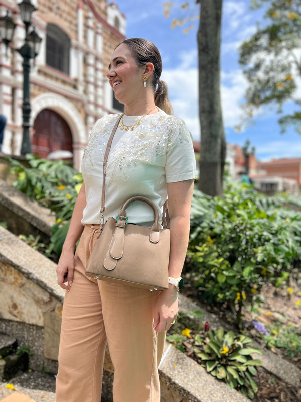 BOLSO CAFE CON HERRAJES PLATEADOS