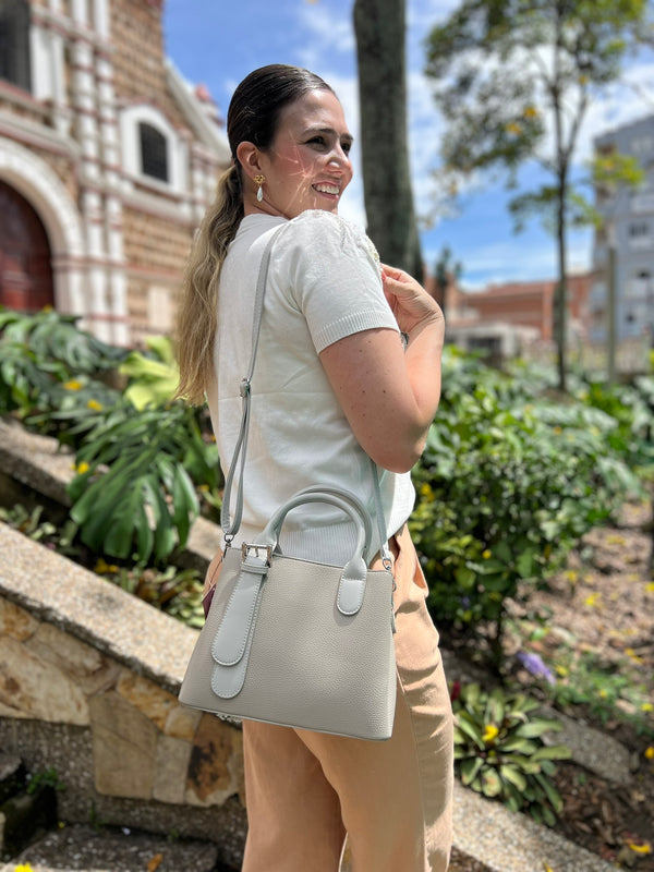 BOLSO GRIS CON HERRAJES PLATEADOS