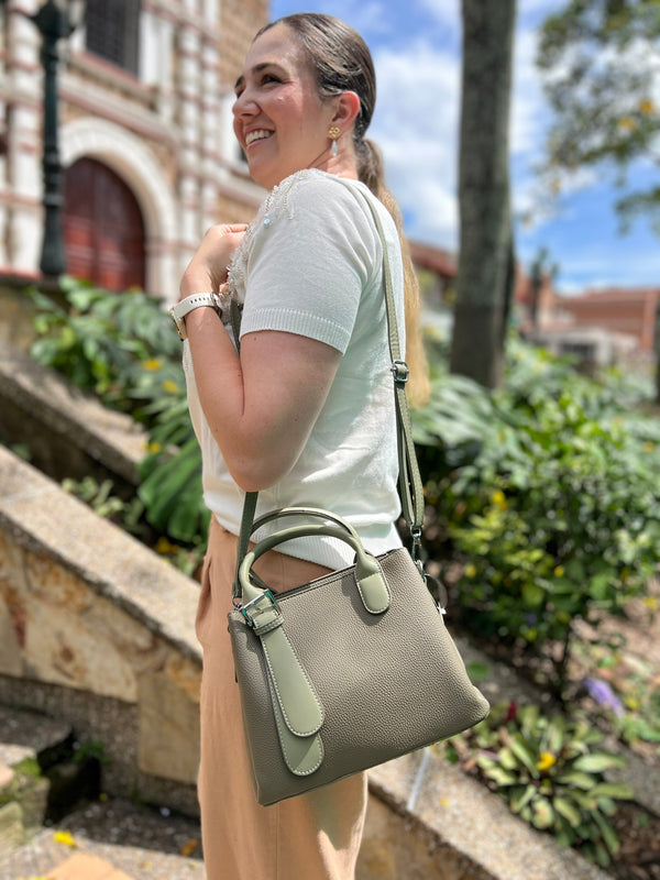 BOLSO VERDE CON HERRAJESPLATEADOS