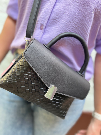 BOLSO NEGRO CON HERRAJES PLATEADOS