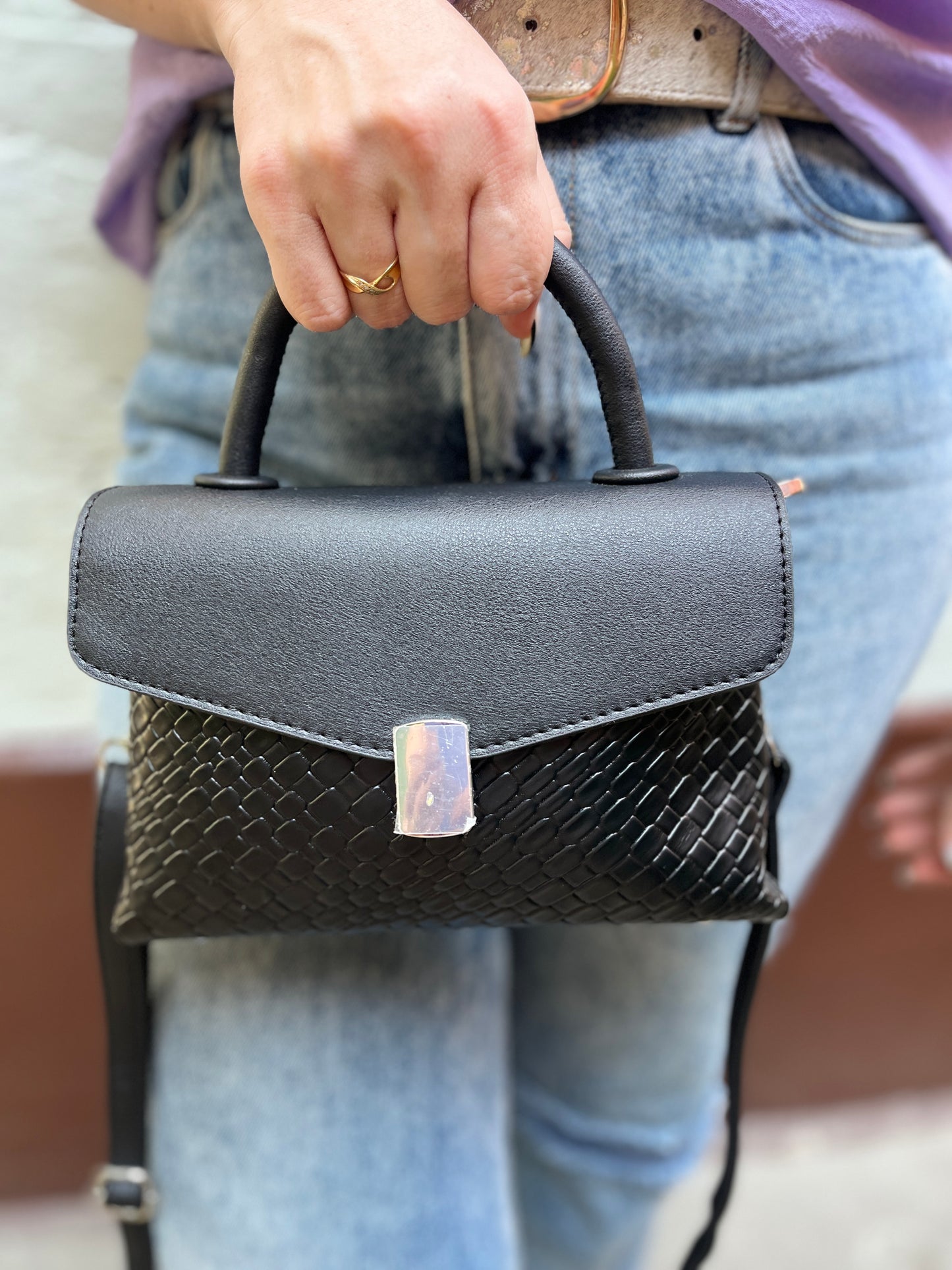 BOLSO NEGRO CON HERRAJES PLATEADOS