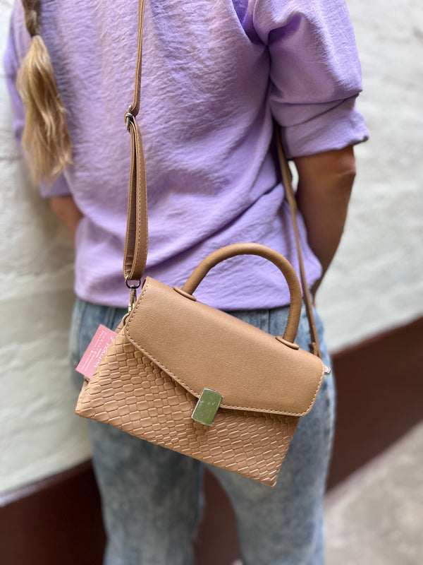 BOLSO CAFE CON HERRAJES PLATEADOS
