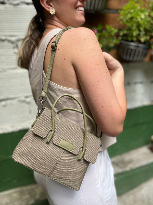 BOLSO MODERNO EN COLOR VERDE