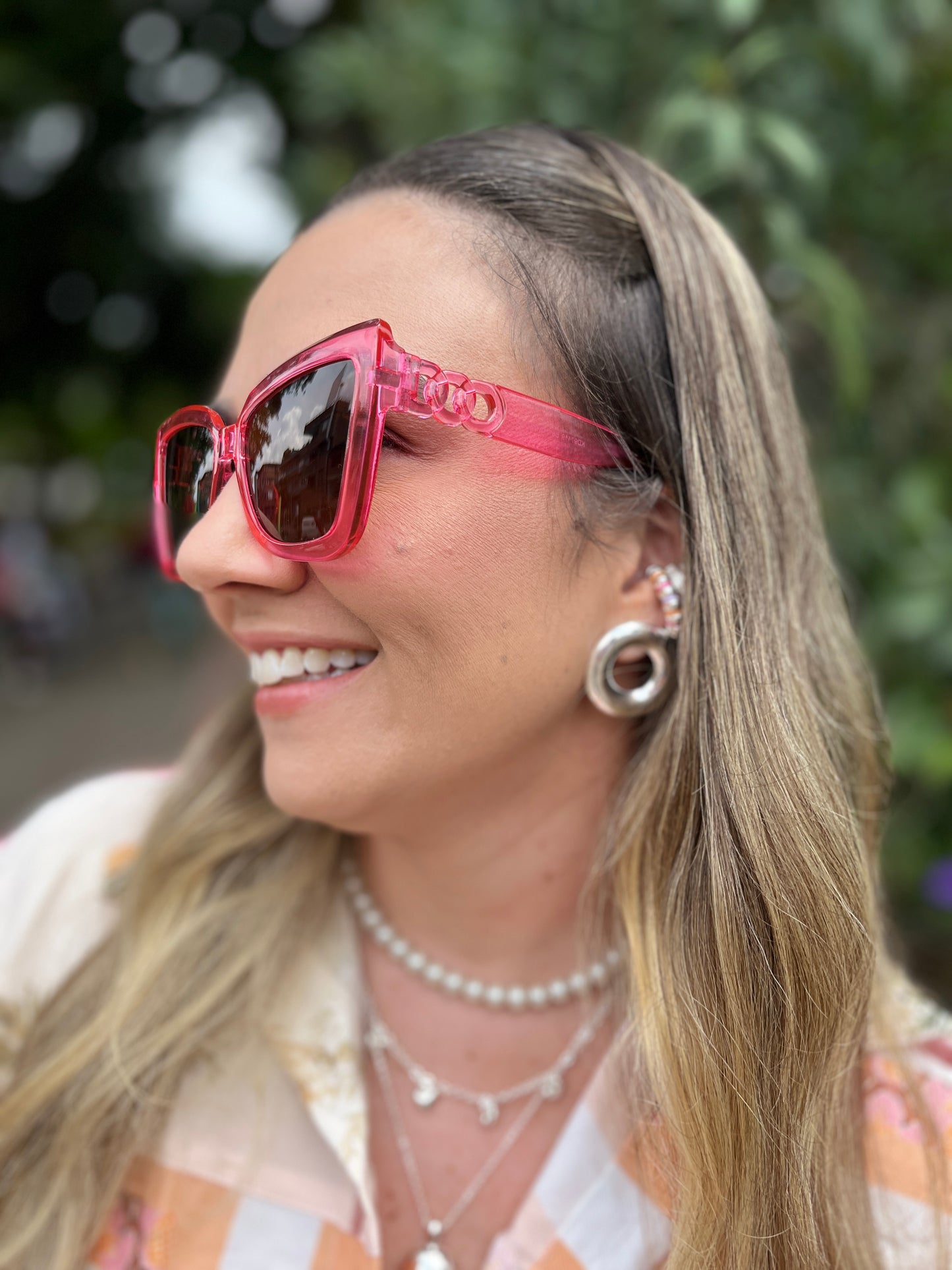 GAFAS EN TONO ROSADO TRASLUCIDO, GRANDES CON LENTE OSCURO