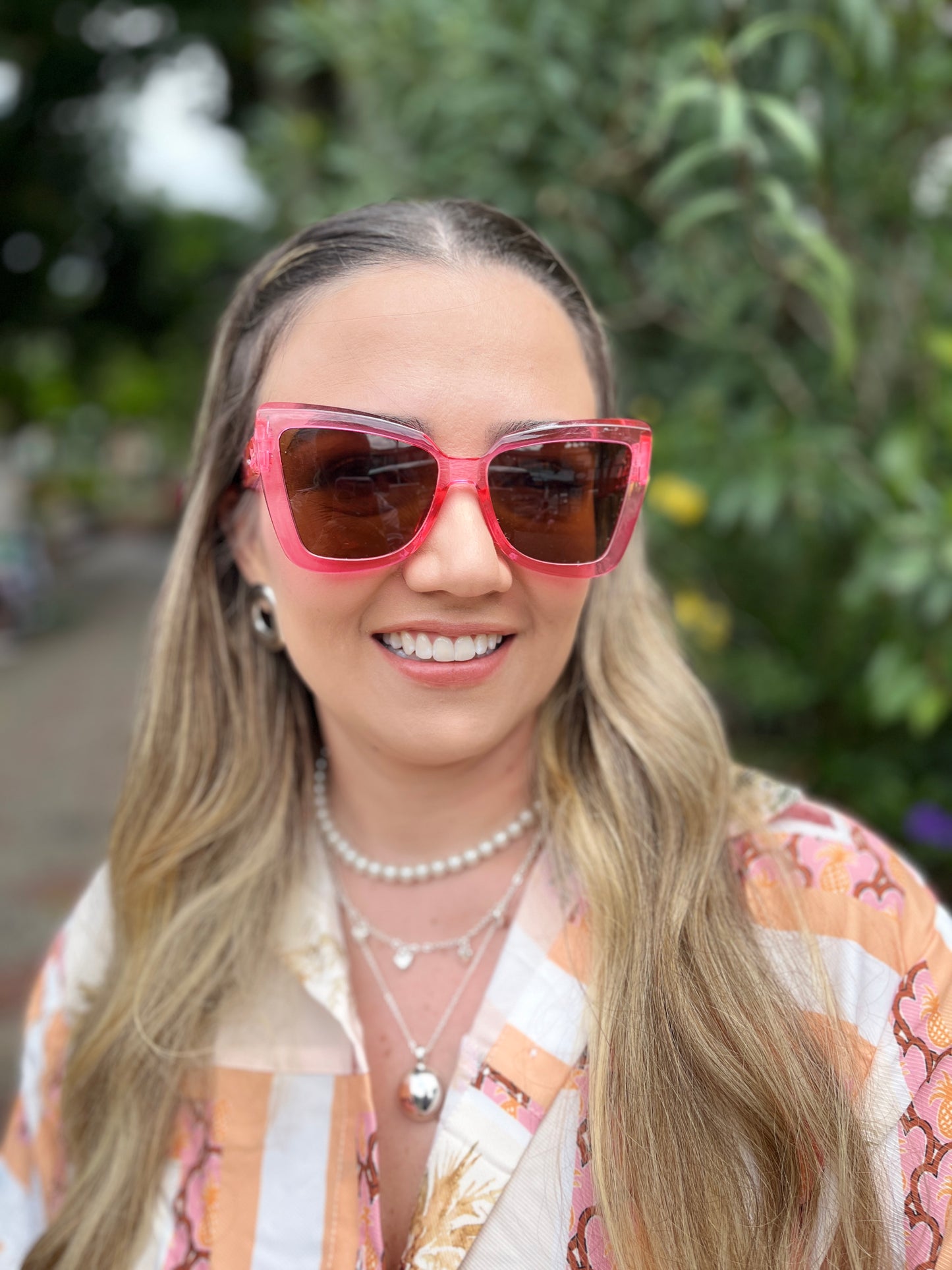 GAFAS EN TONO ROSADO TRASLUCIDO, GRANDES CON LENTE OSCURO