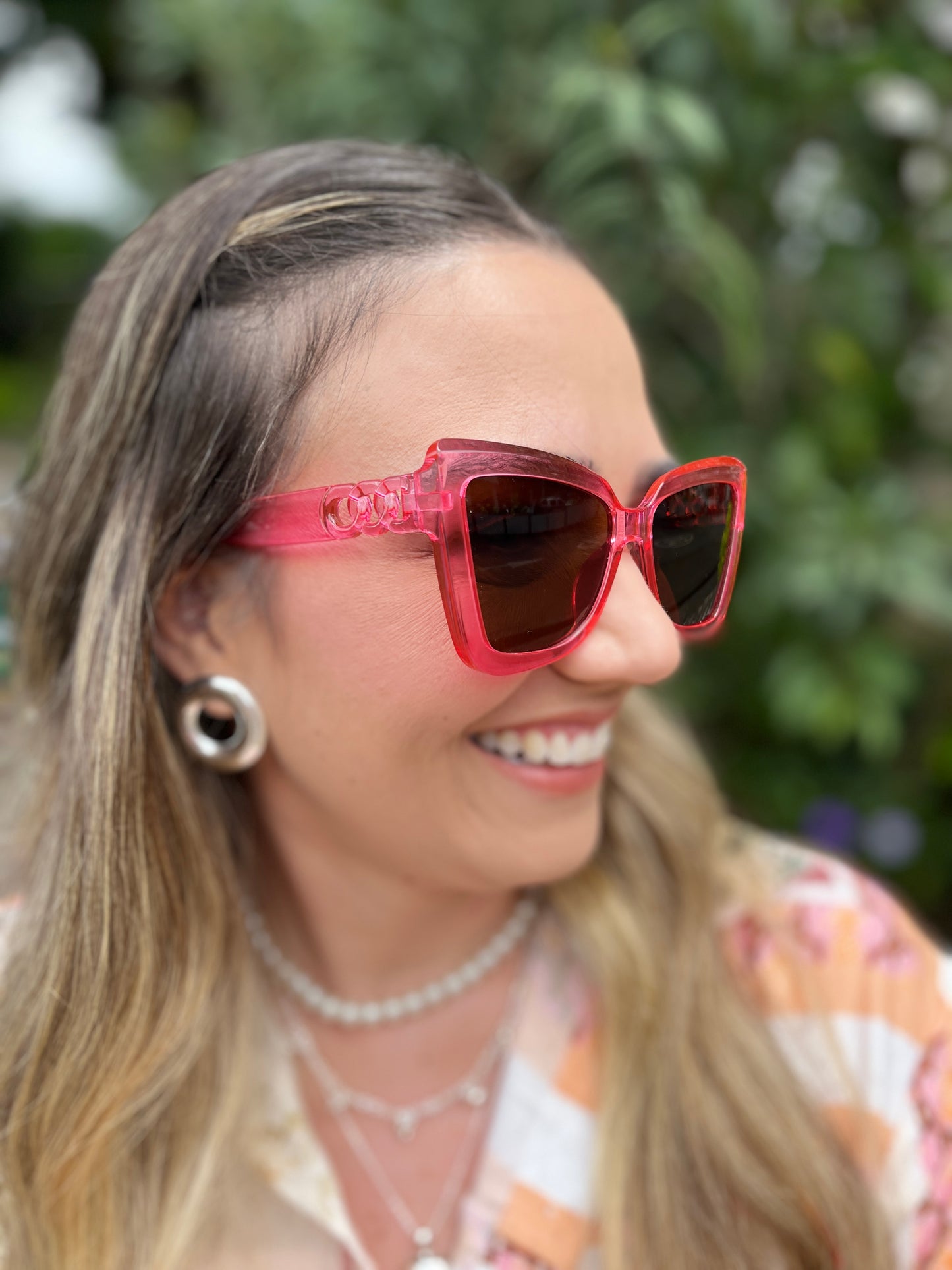 GAFAS EN TONO ROSADO TRASLUCIDO, GRANDES CON LENTE OSCURO