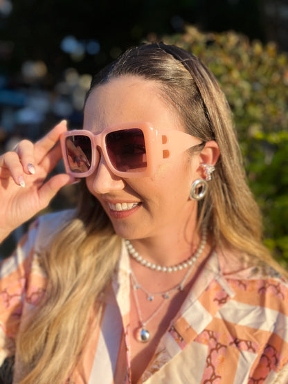 GAFAS EN TONO ROSADO GRANDES CON LENTE OSCURO