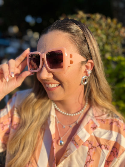 GAFAS EN TONO ROSADO GRANDES CON LENTE OSCURO