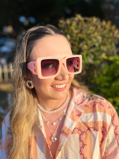 GAFAS EN TONO ROSADO GRANDES CON LENTE OSCURO