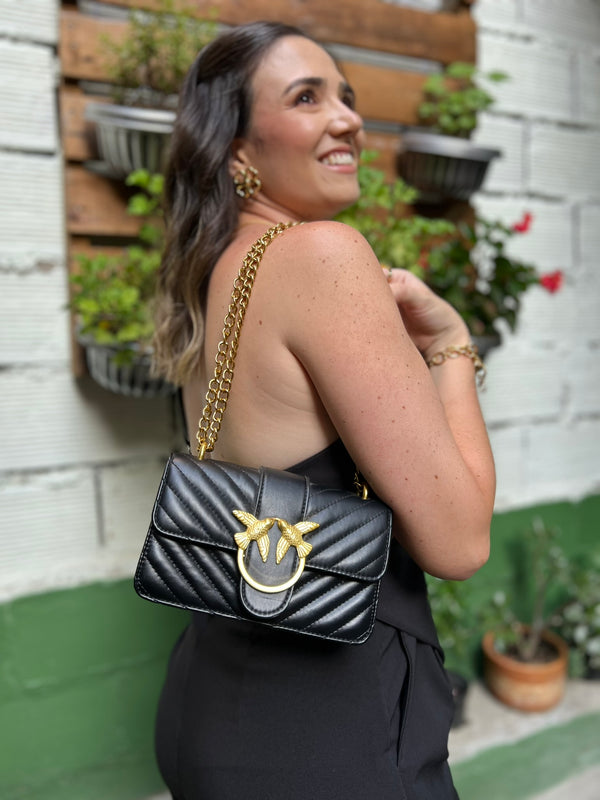 BOLSO NEGRO CON APLIQUES Y HERRAJES DORADOS