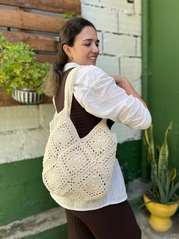 BOLSO TEJIDO EN TONO BEIGE