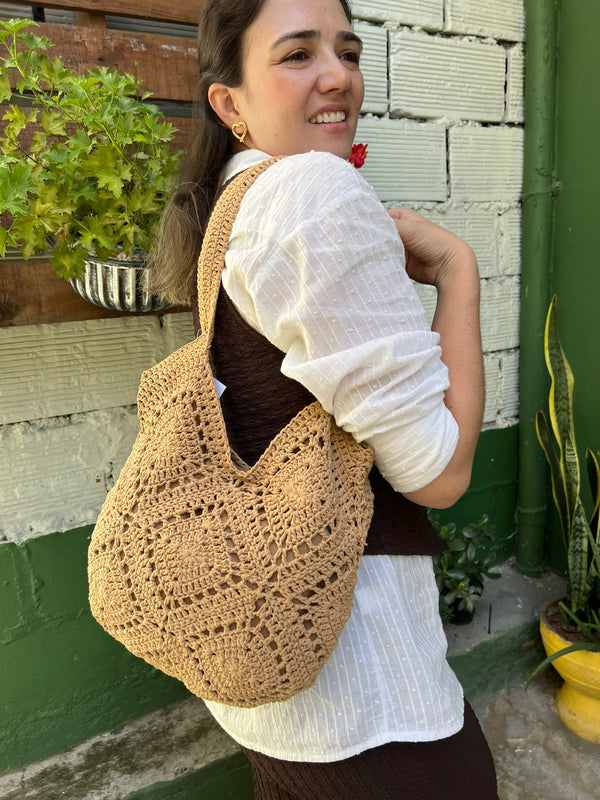 BOLSO TEJIDO EN TONO CAFE