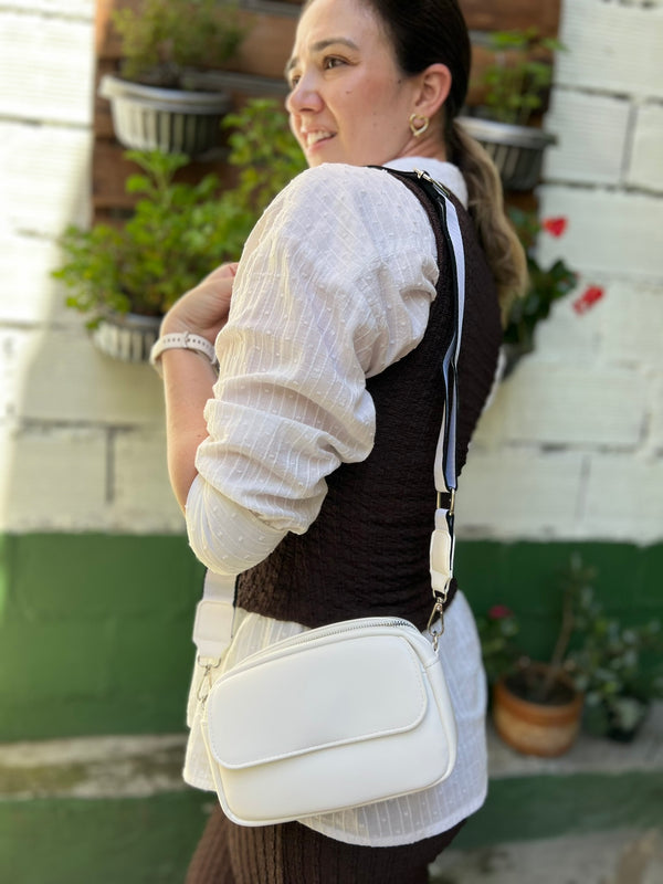 BOLSO MODERNO EN TONO BLANCO CON CORREA EN RIATA