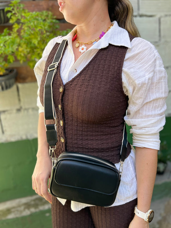 BOLSO MODERNO EN TONO NEGRO CON CORREA DE RIATA
