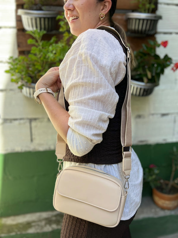 BOLSO MODERNO EN TONO BEIGE CON CORREA DE RIATA