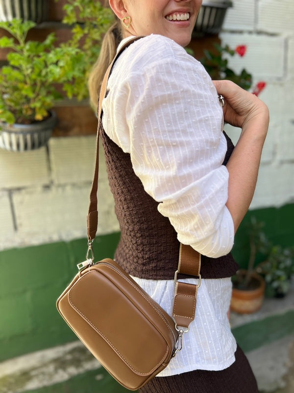 BOLSO MODERNO EN TONO CAFE CON CORREA DE RIATA
