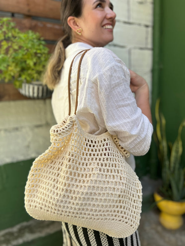 BOLSO TEJIDO EN TONO BEIGE CON FORRO