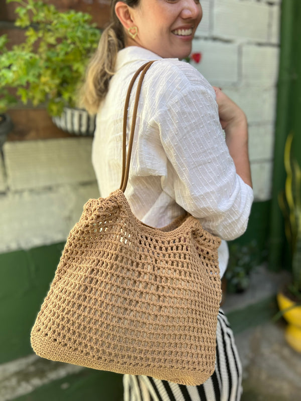 BOLSO TEJIDO EN TONO CAFE CON FORRO