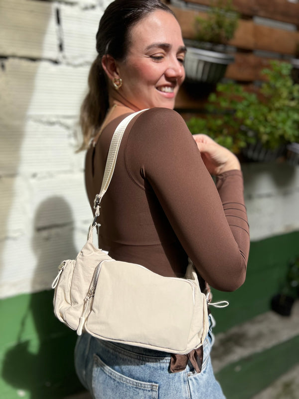 BOLSO EN TELA IMPERMEABLE EN TONO BEIGE