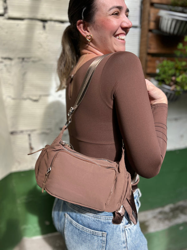 BOLSO DE TELA IMPERMEABLE EN TONO CAFE