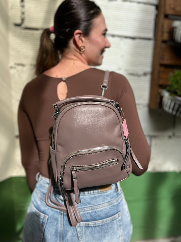 MORRAL MINI EN TONO CAFE CON HERRAJES PLATEADOS