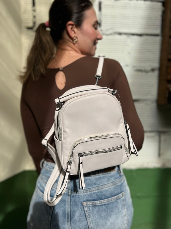 MORRAL MINI EN TONO BLANCO CON HERRAJES PLATEADOS
