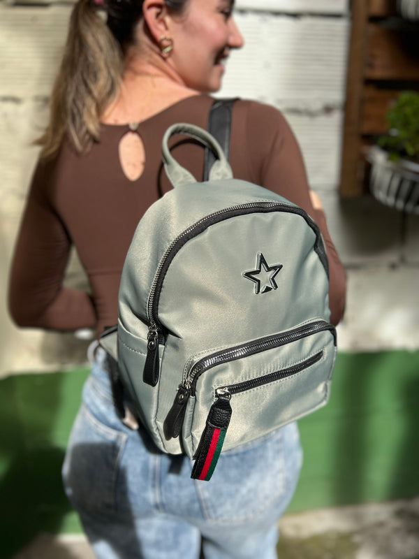 MORRAL VERDE IMPERMEABLE CON APLIQUE DE ESTRELLA