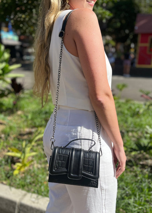 BOLSO NEGRO CON TEXTURA Y CORREA DE CADENA