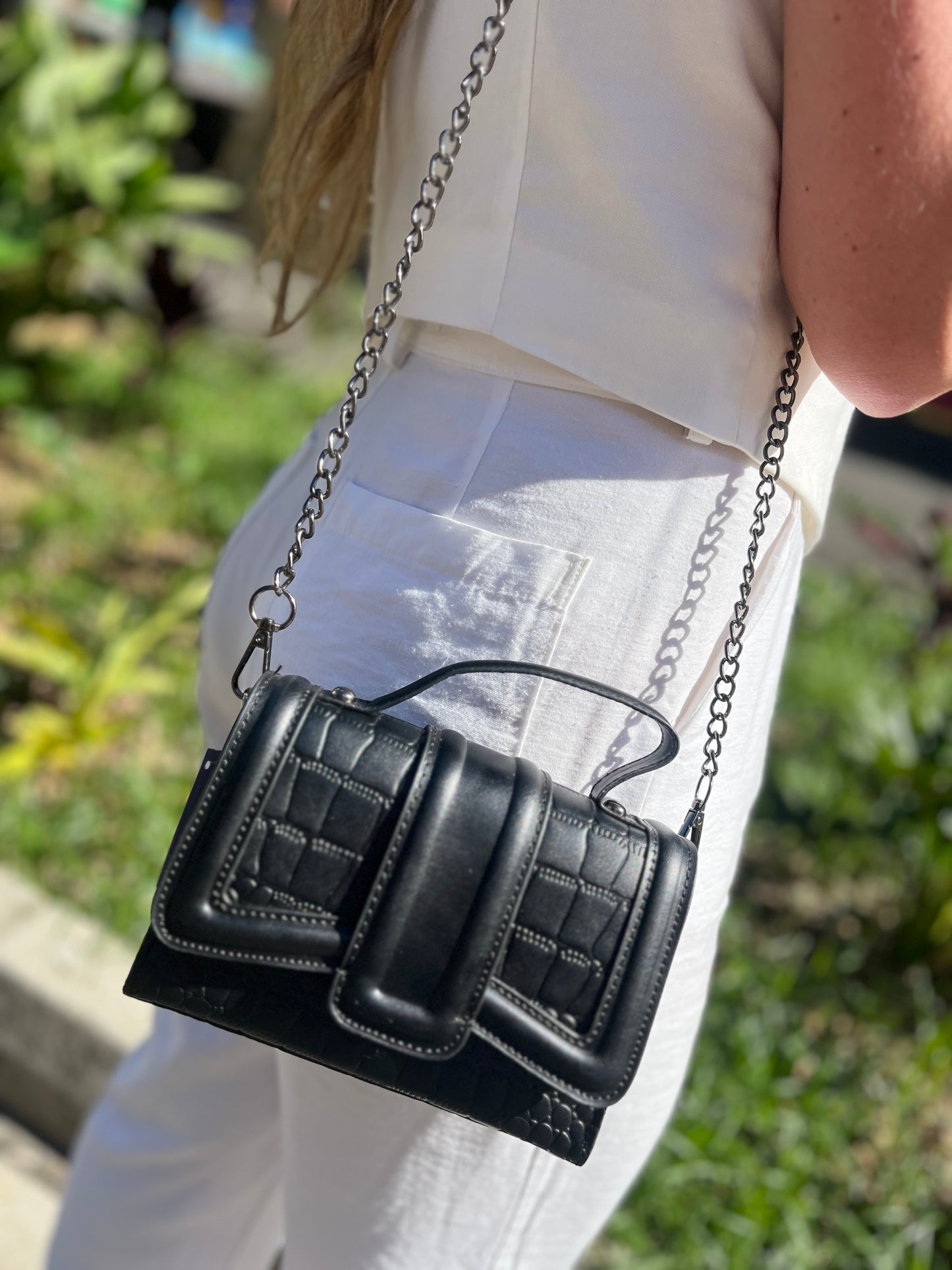 BOLSO NEGRO CON TEXTURA Y CORREA DE CADENA