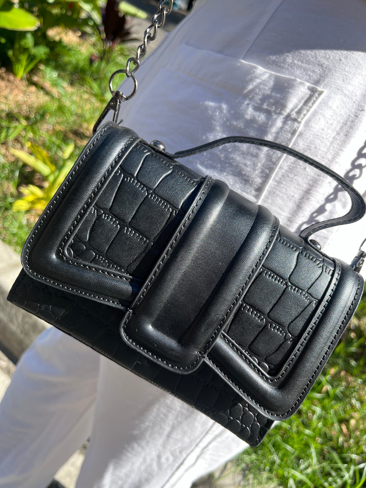 BOLSO NEGRO CON TEXTURA Y CORREA DE CADENA