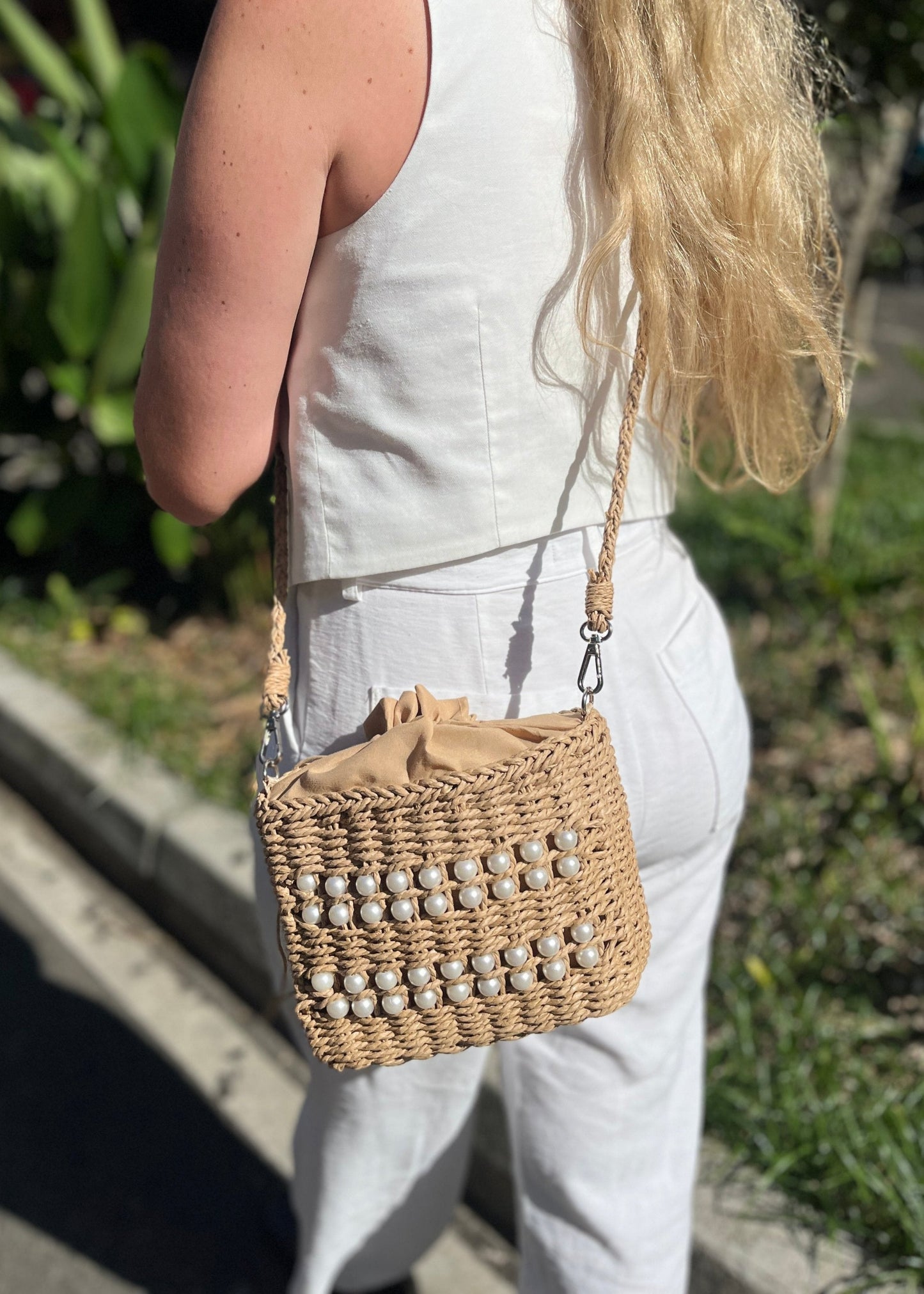 BOLSO DE MIMBRE CON APLIQUES CON PERLAS